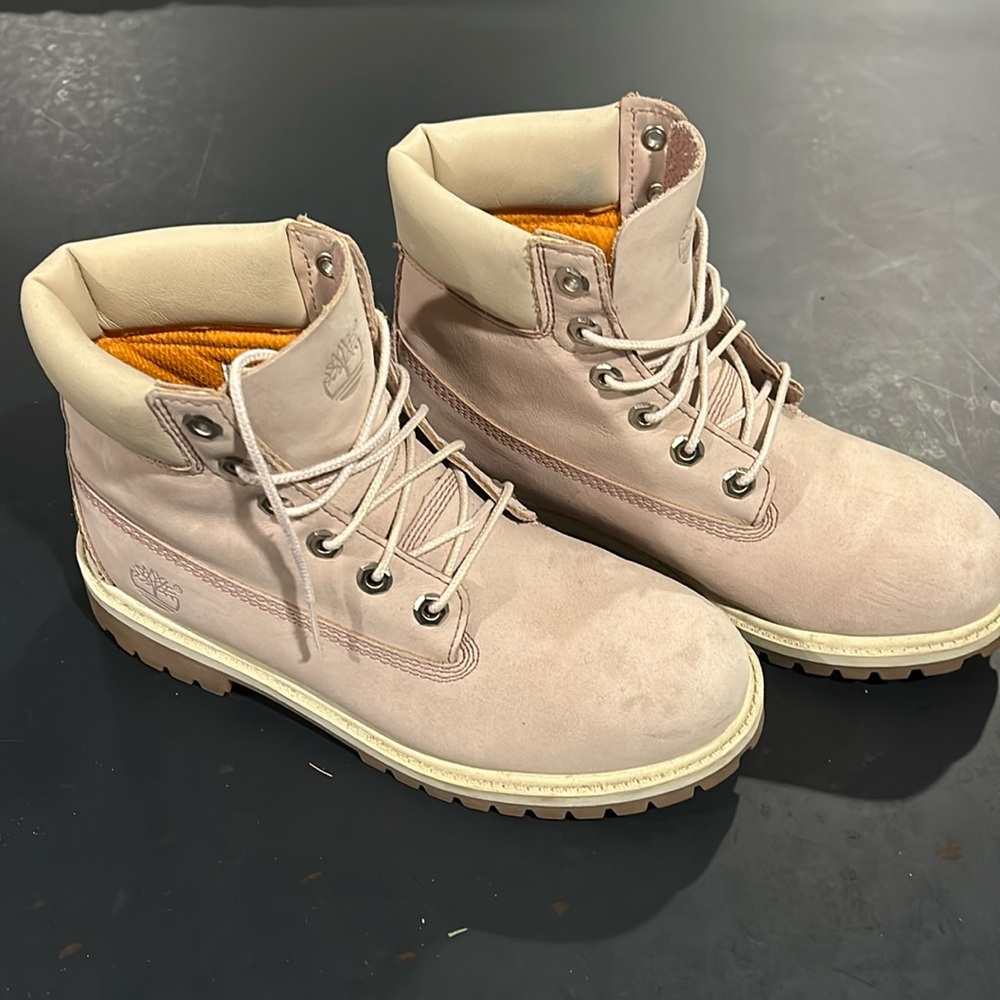 Women’s Timberland Size 6. Light purple. Perfect condition